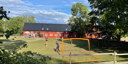 Nature hotel - Recyclingpapier - Sweden - Fussball vor der Scheune - unsere Mikro-Weltmeisterschaften sind legendär... - Sonnenhügelhof (Solberga Gård)