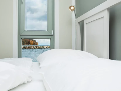 Naturhotel - Preisklasse: €€ - Karnitz - Kleines schwimmendes Haus
Blick aus dem Schlafzimmer
(Lagen und Ausblicke sind unterschiedlich) - im-jaich Wasserferienwelt