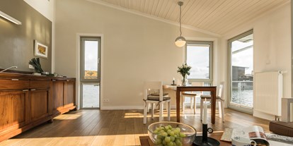 Naturhotel - Umgebungsschwerpunkt: Meer - Ostseeküste - Kleines schwimmendes Haus
Blick in die Wohnküche (Interieur der Häuser ist unterschiedlich) - im-jaich Wasserferienwelt