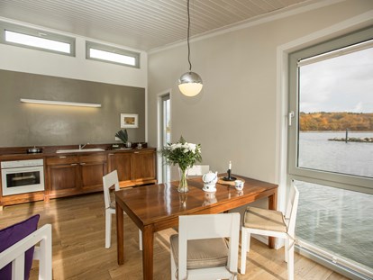 Naturhotel - Ostseeküste - Kleines schwimmendes Haus
Blick in die Wohnküche (Interieur der Häuser ist unterschiedlich) - im-jaich Wasserferienwelt