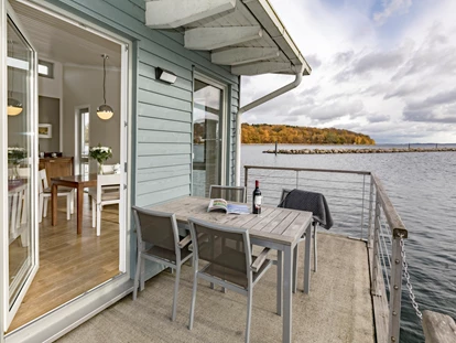 Naturhotel - Preisklasse: €€ - Karnitz - Kleines schwimmendes Haus
Blick von der Terrasse (Interieur der Häuser ist unterschiedlich) - im-jaich Wasserferienwelt