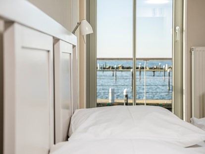 Nature hotel - Sonnenterrasse - Vorpommern - Schlafzimmer großes schwimmendes Haus - im-jaich Wasserferienwelt
