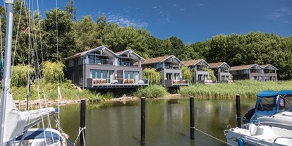 Naturhotel - Gremersdorf-Buchholz - Die Uferhäuser erstrecken sich entlang unseres Hafens in Gustow auf Rügen - im-jaich Naturoase Gustow
