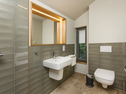 Naturhotel - Wassersparmaßnahmen - Wittenhagen - DieSchlafzimmer verfügen je über ein Bad en Suite - im-jaich Naturoase Gustow