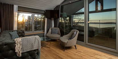 Naturhotel - PLZ 18609 (Deutschland) - Im Obergeschoss befindet sich ein Wohnbereich mit Ausblick über den Hafen und überdachtem Balkon - im-jaich Naturoase Gustow