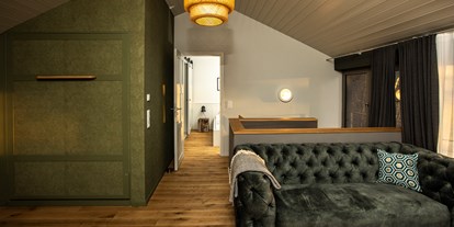 Naturhotel - Preisklasse: €€€ - Putbus - Im Obergeschoss befindet sich ein Wohnbereich mit Ausblick über den Hafen - im-jaich Naturoase Gustow