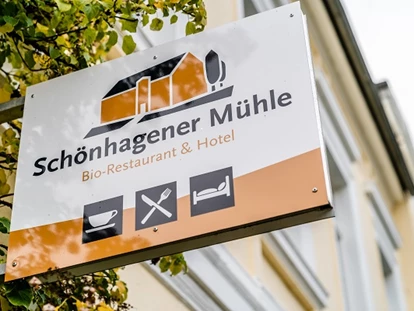 Nature hotel - Wanderungen & Ausflüge - Minzow - Logo am Mühlenhaus - Biohotel Schönhagener Mühle