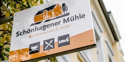 Naturhotel - Bio-Küche: Regionale Speisen - Logo am Mühlenhaus - Biohotel Schönhagener Mühle