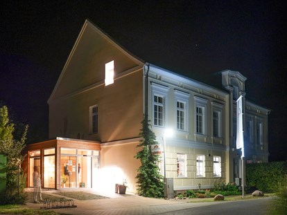 Naturhotel - Energieversorgung: 100 % Ökostrom - Mankmuß - Mühlenhaus bei Nacht - Biohotel Schönhagener Mühle