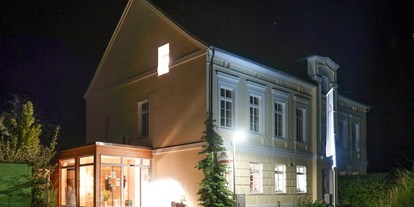 Naturhotel - Rezeption: 15 h - PLZ 19348 (Deutschland) - Mühlenhaus bei Nacht - Biohotel Schönhagener Mühle