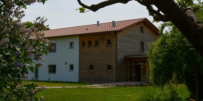 Naturhotel - Deutschland - Das Gästehaus "Strohtel", gebaut in Stohballen-Lehm-Bauweise. - Ökodorf Sieben Linden - Seminarhaus