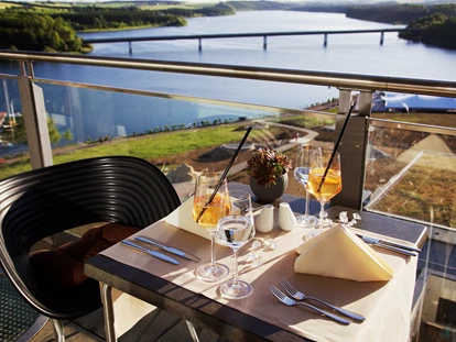 Naturhotel - Preisklasse: €€ - Vogtland - Das Hotel besitzt ein Panorama  Restaurant in der 6 Etage mit traumhaften Blick über das "Zeulenrdaer Meer" und die Natur des Thüringer Vogtlandes. - Bio-Seehotel Zeulenroda