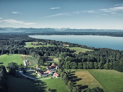 Nature hotel - Wassersparmaßnahmen - Weilheim in Oberbayern - Drohnenbild Biohotel Schlossgut Oberambach - Schlossgut Oberambach