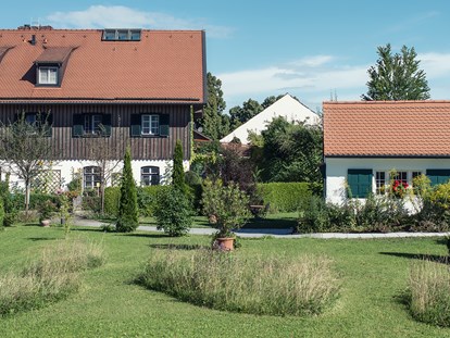 Naturhotel - Bio-Hotel Merkmale: Vollholzmöbel / -einrichtung (kein MDF) - Schwabsoien - Seitenansicht Biohotel Schlossgut Oberambach - Schlossgut Oberambach