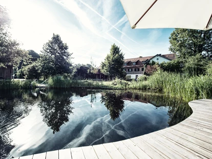 Nature hotel - Wassersparmaßnahmen - Weilheim in Oberbayern - Schwimmtiech Steg Biohotel Schlossgut Oberambach - Schlossgut Oberambach