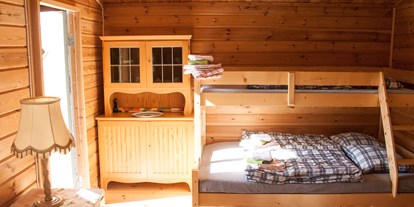 Nature hotel - Wellness - Östergötland - Ferienhütte von innen mit viel Holz. - Lilla Sverigebyn
