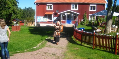Naturhotel - auch für Familien mit Kindern - Kalmar - Rezeption und Cafégarten. - Lilla Sverigebyn