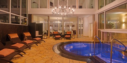 Naturhotel - Preisklasse: €€€€ - Lingerhahn - Badehaus Whirlpool mit der Möglichkeit, in den Außenbereich zu schwimmen - LIFESTYLE Resort Zum Kurfürsten