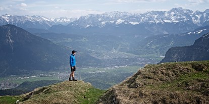 Naturhotel - Biessenhofen (Landkreis Ostallgäu) - Wandern in Bayerns schönsten Bergen. Hier bei uns in den Ammergauer Alpen – in Bayerns größtem zusammenhängenden Naturschutzgebiet – hast du die Wahl. Auf 26 verschiedenen Bergtouren & 500 Kilometern ausgewiesenen Wanderwegen erwarten dich schier endlose Gebirgsketten & einzigartige Panoramen. - moor&mehr Bio-Kurhotel
