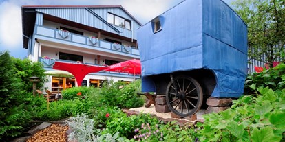 Naturhotel - auch für Familien mit Kindern - PLZ 36396 (Deutschland) - Unser historischer Schäferwagen vor Südbalkonien - krenzers rhön: Hotel + Apfelweingut + Bio-Landwirtschaft