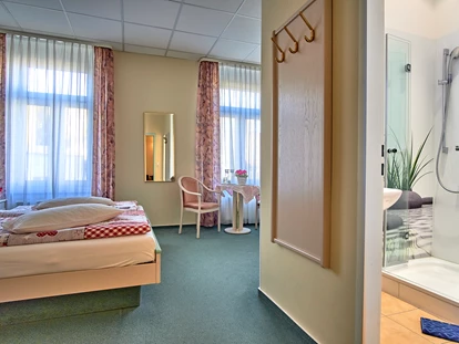 Naturhotel - Hoteltyp: BIO-Urlaubshotel - Bülow (Nordwestmecklenburg) - BIO HOTEL Amadeus: Doppelzimmer Bahnseite - Biohotel Amadeus