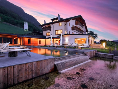 Nature hotel - 100% bio-zertifiziert - St. Sigmund (Trentino-Südtirol) - BIO HOTEL Pennhof: Abendstimmung  - Pennhof – Der Weg zu mir