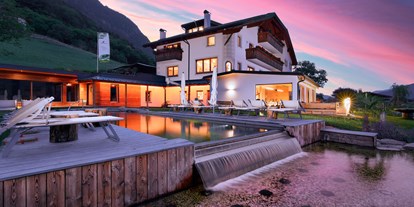 Naturhotel - Zertifizierte Naturkosmetik - Trentino - BIO HOTEL Pennhof: Abendstimmung  - Pennhof – Der Weg zu mir