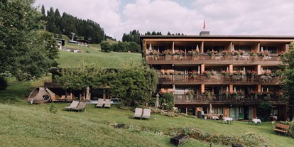 Nature hotel - Energieversorgung: Photovoltaik - Bodensee - Bregenzer Wald - Naturhotel Chesa Valisa Außenansicht - Das Naturhotel Chesa Valisa****s