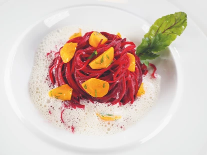 Naturhotel - auch für Familien mit Kindern - Heimenkirch - Veganes Demeter-Gericht: Rote-Bete-Spaghetti an feiner Mandelsoße - BIO-Adler im schönen Allgäu