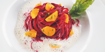 Naturhotel - Betzenweiler - Veganes Demeter-Gericht: Rote-Bete-Spaghetti an feiner Mandelsoße - BIO-Adler im schönen Allgäu