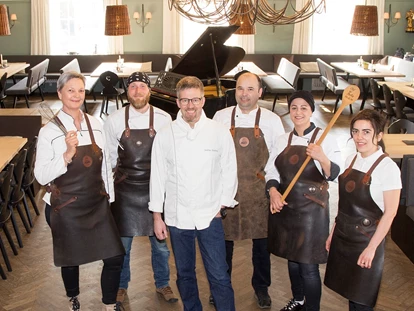 Naturhotel - Preisklasse: € - Krumbach (Krumbach) - Unser Küchen-Team heißt Sie herzliche Willkommen - BIO-Adler im schönen Allgäu