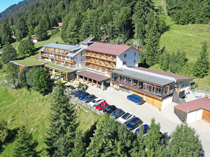 Naturhotel - Auszeichnung / Zertifikat / Partner: Mitglied Verein BIOHOTELS® - Bodensee - Bregenzer Wald - BIO HOTEL Ifenblick: Außenansicht - Bio-Berghotel Ifenblick