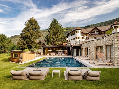 Naturhotel - 100% bio-zertifiziert - Trentino-Südtirol - BIO HOTEL Tauber's Bio-Wander-Vitalhotel: Außenpool - Tauber's Bio-Wander-Vitalhotel
