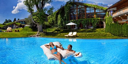 Nature hotel - Zertifizierte Naturkosmetik - Übersee - Familien-Sport-Pool mit begrünter Tennishalle im Hintergrund - Biohotel Stanglwirt