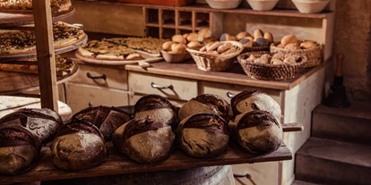 Naturhotel - Bio-Küche: Vollwertküche - Bad Schandau - Täglich frisches Brot, Brötchen sowie süße und herzhafte, wagenradgroße Kuchen kommen aus unserer hauseigenen Mühlenbäckerei - Bio-Pension Forsthaus