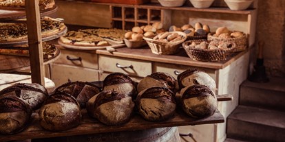 Naturhotel - Müllmanagement: Müllstationen für Gäste - Ottendorf-Okrilla - Täglich frisches Brot, Brötchen sowie süße und herzhafte, wagenradgroße Kuchen kommen aus unserer hauseigenen Mühlenbäckerei - Bio-Pension Forsthaus