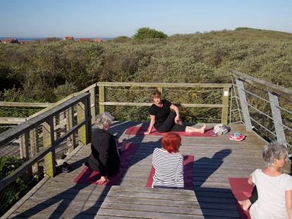 Nature hotel - Hoteltyp: BIO-Pension - Ostfriesland - Wir praktizieren Yoga auf einer wunderschönen Plattform direkt am Meer, auf unserer Yogaterrasse am Haus AnNatur oder im eigenem Yogaraum. - Haus AnNatur Bio Pension und Appartements