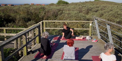 Naturhotel - Wir praktizieren Yoga auf einer wunderschönen Plattform direkt am Meer, auf unserer Yogaterrasse am Haus AnNatur oder im eigenem Yogaraum. - Haus AnNatur Bio Pension und Appartements