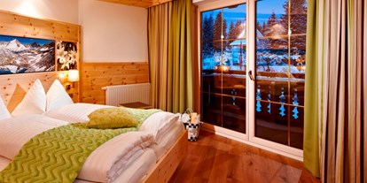 Naturhotel - barrierefrei: Barrierefreie Zimmer vorhanden - Mittersill - Gut schlafen im Zirbenzimmer mit Naturholzmöbeln - Biohotel Castello
