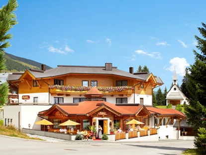 Naturhotel - Umgebungsschwerpunkt: Berg - Aurach bei Kitzbühel - Sommeransicht - Biohotel Castello