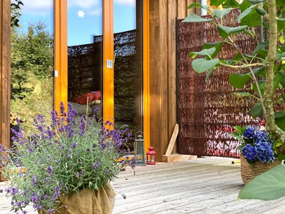 Naturhotel - Hoteltyp: Naturhotel - Sachsen - Chalet Rosenscheune, Terrasse zum Garten im Zwischengeschoss - BIO-NATURIDYLL WIESENGRUND