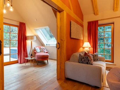 Naturhotel - Hoteltyp: Naturhotel - Sachsen - Blick von der Wohnküche der Magnolie auf die "Chaiselongue unter den Sternen" im Schlafzimmer.  - BIO-NATURIDYLL WIESENGRUND