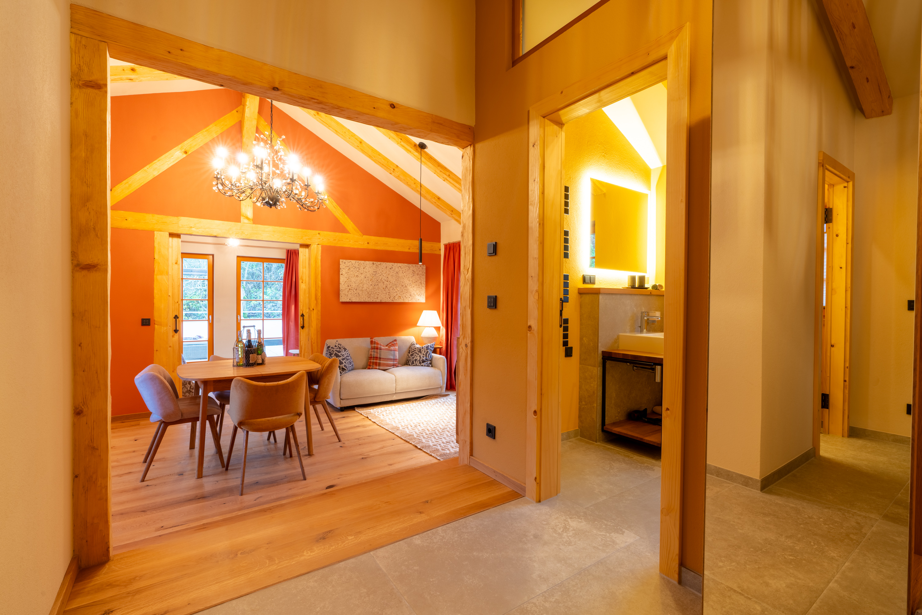 Biohotel: Blick vom Flur der Magnolie ins Bad und den Sitzbereich der gemütlichen Wohnküche. - BIO-NATURIDYLL WIESENGRUND