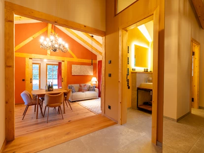 Naturhotel - Hoteltyp: Naturhotel - Sachsen - Blick vom Flur der Magnolie ins Bad und den Sitzbereich der gemütlichen Wohnküche. - BIO-NATURIDYLL WIESENGRUND