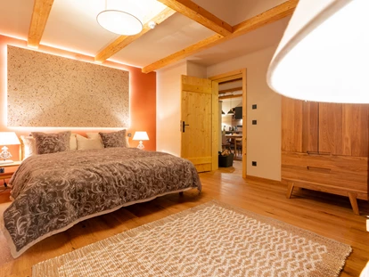 Naturhotel - Hoteltyp: Naturhotel - Sachsen - Schlafzimmer mit herrlich duftendem Organoid in der Ringelblume. - BIO-NATURIDYLL WIESENGRUND