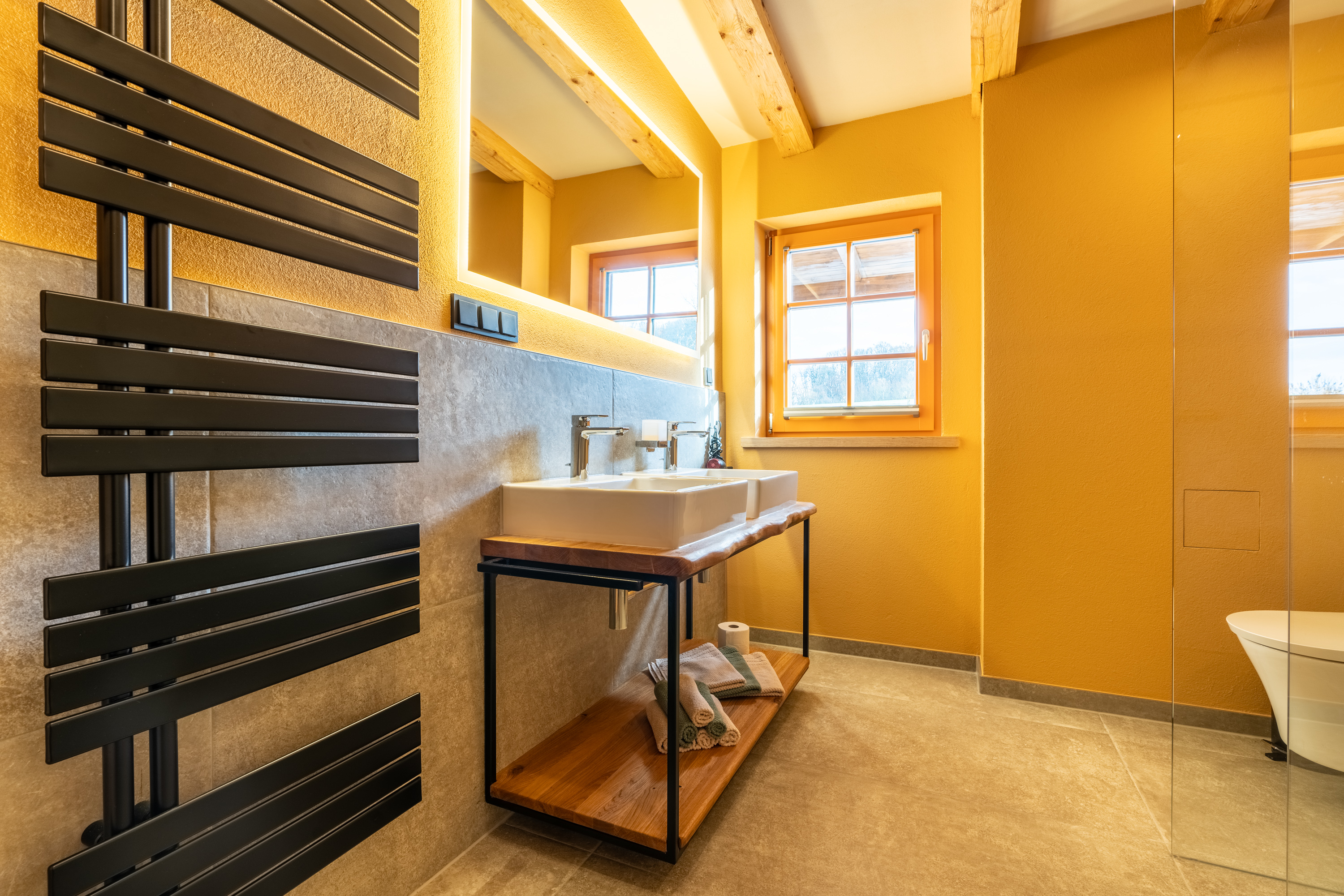 Biohotel: Duschbad mit Doppelwaschtisch und WC in der Kornblume. - BIO-NATURIDYLL WIESENGRUND