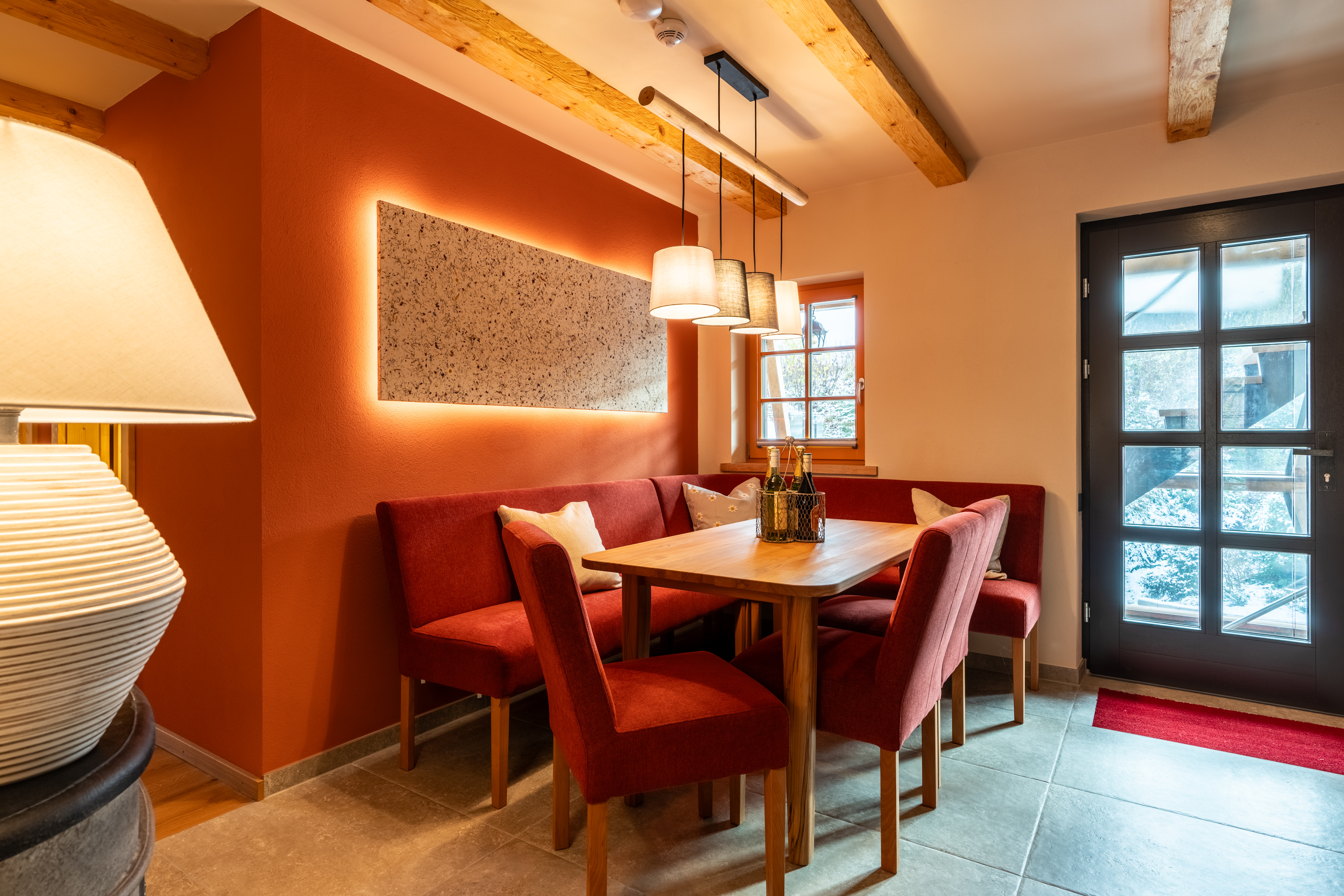 Biohotel: Wohnküche mit gemütlicher Eckbank im Gänseblümchen. - BIO-NATURIDYLL WIESENGRUND