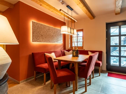 Naturhotel - Hoteltyp: Naturhotel - Sachsen - Wohnküche mit gemütlicher Eckbank im Gänseblümchen. - BIO-NATURIDYLL WIESENGRUND