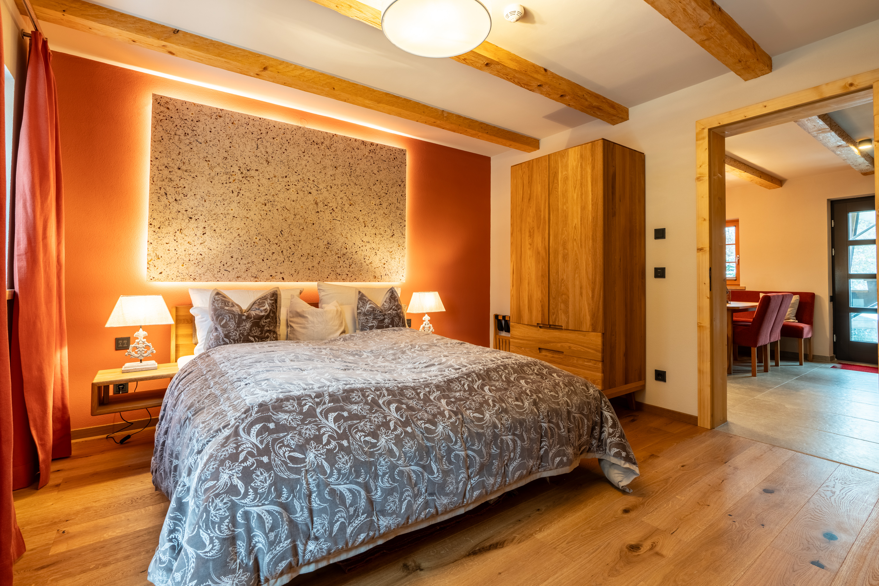 Biohotel: Schlafzimmer mit Balkonzugang im Gänseblümchen. - BIO-NATURIDYLL WIESENGRUND