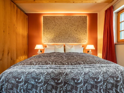 Naturhotel - Hoteltyp: Naturhotel - Sachsen - Träumen unter dem Duft von Bergwiesen im Gänseblümchen.
Ein erholsamer und gesunder Schlaf umhüllt von dem Naturduft der Kräuter-und Blütenwände über den Betten wird deine Erholung fördern. 
Die Betten und Möbel sind aus Natur-Vollholz gefertigt und ausschließlich mit ÖKO-Tex-zertifizierten natürlichen Schlaftextilien und hochwertigen Matratzen ausgestattet. - BIO-NATURIDYLL WIESENGRUND